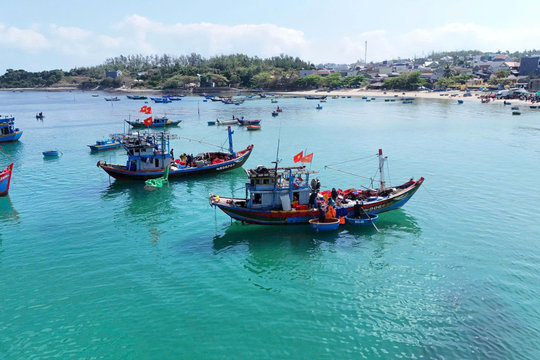 Chìm tàu cá trên ngư trường Trường Sa, 33 ngư dân được cứu, 3 người mất tích