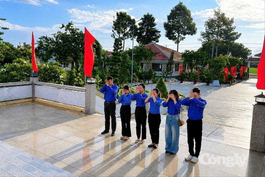 Chi đoàn TAND khu vực 4-Cần Thơ dâng hương tại nghĩa trang liệt sĩ
