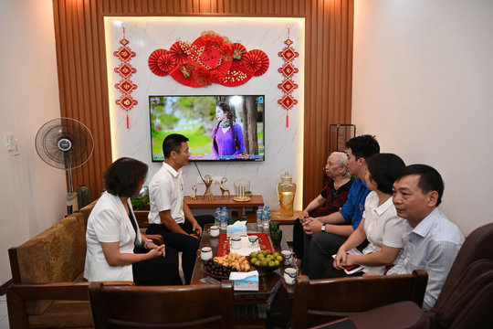 Đoàn công tác Vụ Tổ chức - Cán bộ và Văn phòng TANDTC thăm hỏi, tri ân gia đình thân nhân liệt sỹ