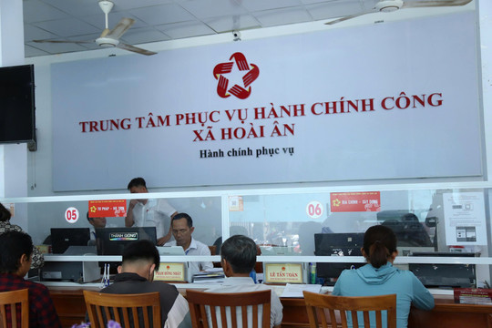 Cán bộ mang thủ tục hành chính đến tận nhà dân