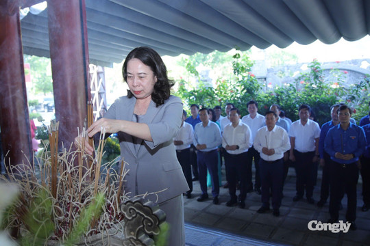 Phó Chủ tịch nước Võ Thị Ánh Xuân dâng hương tri ân các Anh hùng liệt sĩ tại Nghệ An