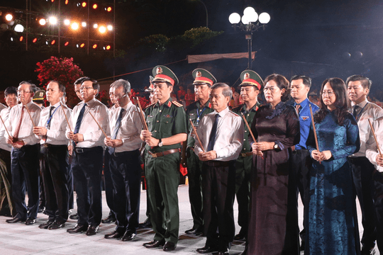 Đại tướng Phan Văn Giang và Đoàn đại biểu Trung ương dâng hương, tưởng niệm các Anh hùng liệt sĩ tại Quảng Trị