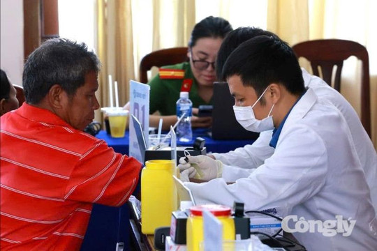 Thu nhận mẫu ADN thân nhân liệt sĩ tại 6 xã miền núi