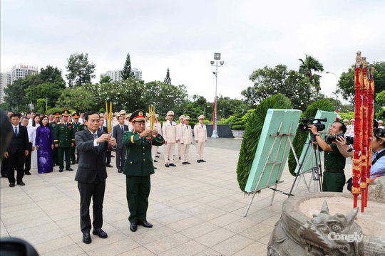 Lãnh đạo TP.HCM dâng hương, tưởng niệm các Anh hùng liệt sĩ