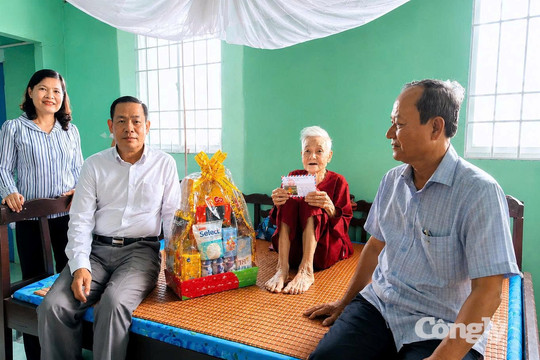 TAND tỉnh Cà Mau thăm hỏi, tri ân Mẹ Việt Nam Anh hùng