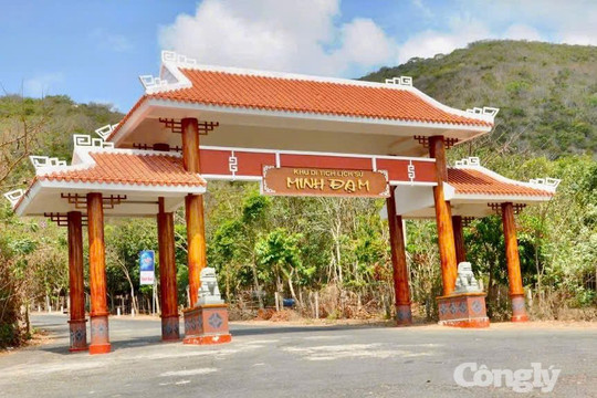 Dâng hương tưởng niệm các Anh hùng liệt sĩ tại Khu căn cứ Minh Đạm
