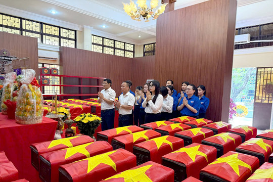 TAND khu vực 5 - TP.HCM dâng hoa, dâng hương tri ân các Anh hùng liệt sĩ