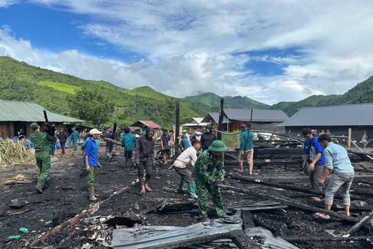 Bộ đội biên phòng hỗ trợ gia đình bị cháy nhà ở xã biên giới Lai Châu