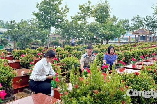 TAND khu vực 2- Cần Thơ cùng các cơ quan tư pháp tổ chức viếng nghĩa trang liệt sĩ