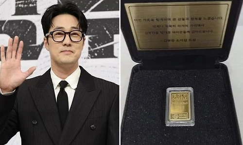 So Ji Sub chi gần 2 tỷ đồng tặng vàng cho 300 thành viên ê-kíp