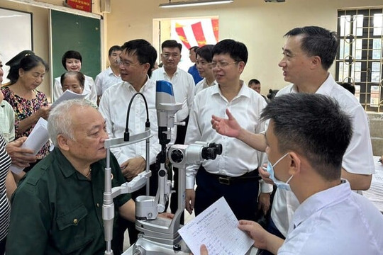 Gần 1.000 thương, bệnh binh được khám mắt miễn phí tại Bắc Ninh