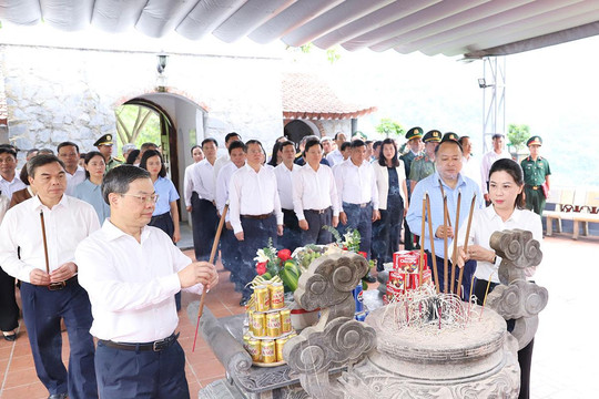 Lãnh đạo Tuyên Quang dâng hương, tưởng niệm các Anh hùng liệt sĩ