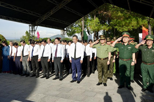 Lãnh đạo thành phố Huế dâng hương tưởng niệm các Anh hùng liệt sĩ