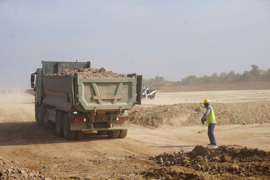 Gia Lai chỉ đạo xử lý xe chở đất gây ảnh hưởng đến người dân