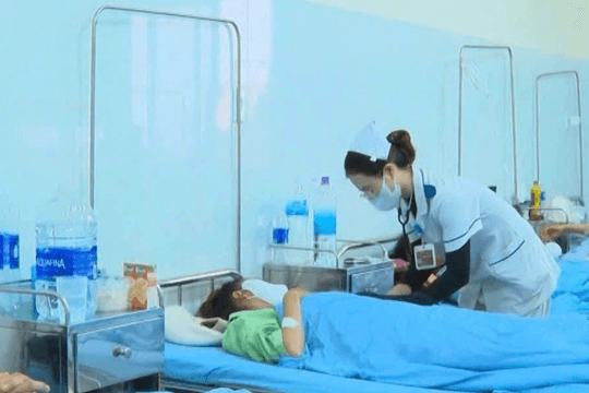 Hơn 80 người nhập viện nghi ngộ độc bánh mì
