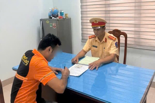 Nhiều tài xế vượt đường sắt khi đèn đỏ đã bật, làm gãy cần chắn… bị CSGT “tuýt còi”