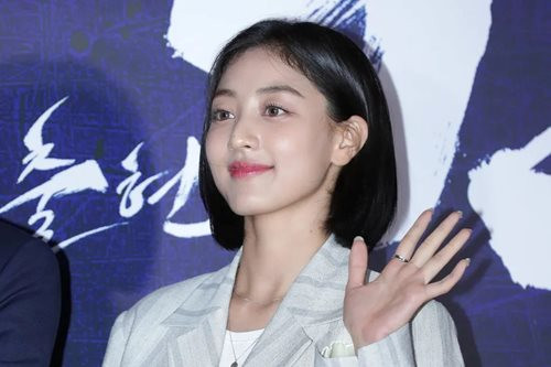 Jihyo (TWICE) lên tiếng giữa tin đồn gia hạn hợp đồng với JYP, gửi lời nhắn xúc động đến người hâm mộ