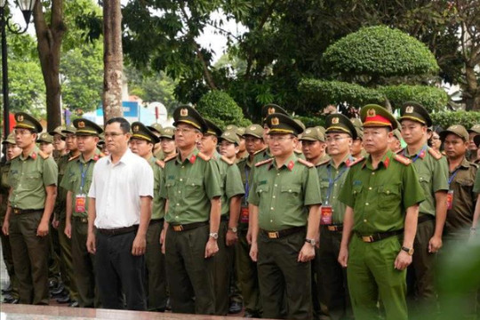 Dâng hương tri ân Anh hùng Võ Thị Sáu trước thềm Hội thi lực lượng bảo vệ ANTT ở cơ sở