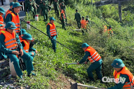 Hơn 2.000 cán bộ, chiến sĩ chung tay làm sạch sông, kênh, rạch