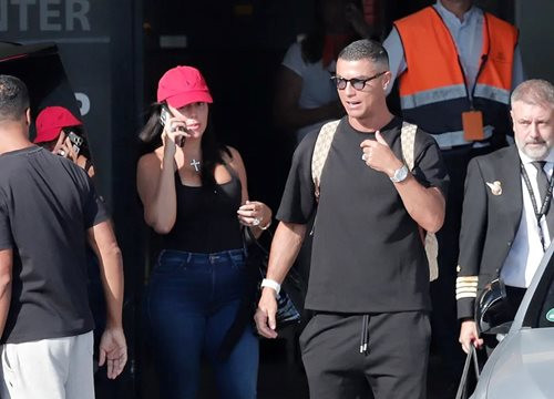 Ronaldo gây xôn xao khi xuất hiện với nhẫn cưới giống Georgina
