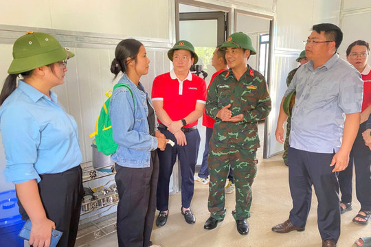 Lai Châu bàn giao 7 ngôi nhà đầu tiên cho người dân vùng lũ Mường Than