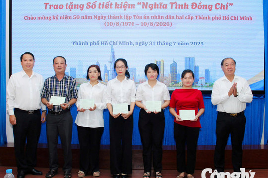 TAND TP.HCM trao tặng sổ tiết kiệm “Nghĩa tình đồng chí”