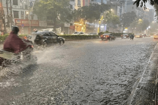 Hà Nội dông lốc, Lai Châu nguy cơ lũ quét