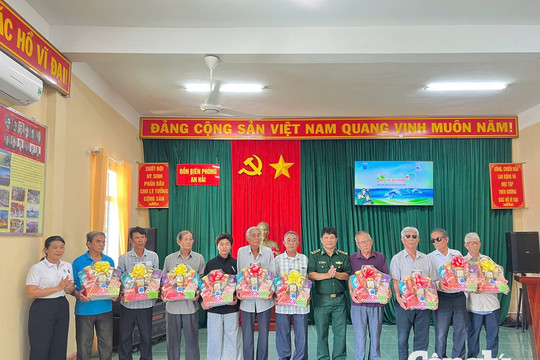 Đắk Lắk: Trao hơn 120 suất quà đến gia đình chính sách, học sinh và cán bộ, chiến sĩ khu vực biên giới