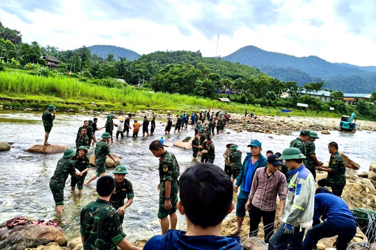 Xây kè giữ bản trước mùa mưa lũ