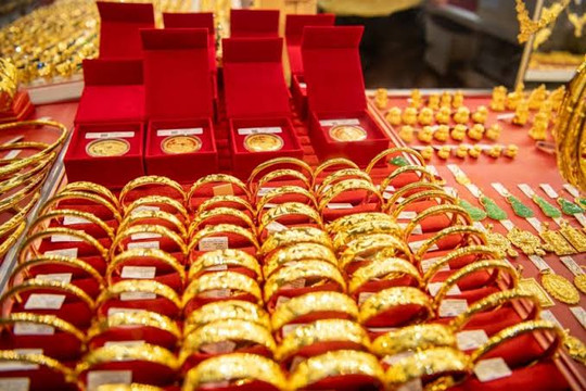 Giá vàng chiều 2/8: Vàng trong nước đứng yên sau nhịp giảm
