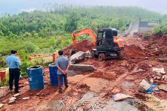 Xây lăng mộ trái quy định, nhiều hộ dân bị cưỡng chế