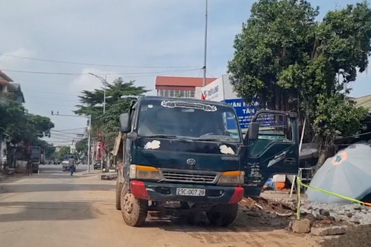 Phúc Thọ (Hà Nội): Từ hiện trường công trình Tỉnh lộ 418 đến hành trình xe chở trạc thải