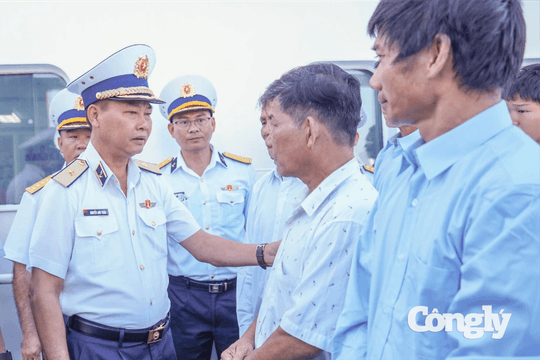 Đưa 33 ngư dân gặp nạn trên biển về bờ an toàn