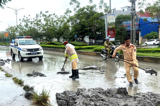 Xử lý xe tải làm rơi vãi đất, tiềm ẩn nguy cơ mất an toàn giao thông