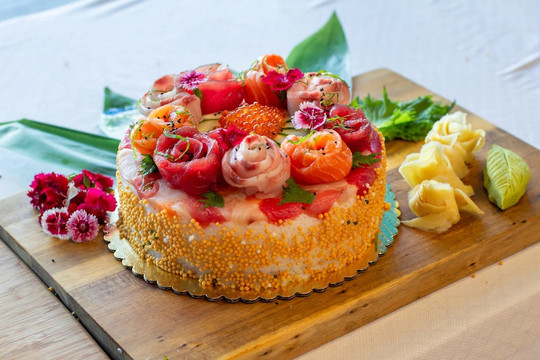 Bánh sinh nhật cá hồi: Khi sashimi và sushi được biến thành “chiếc bánh” đẹp mắt