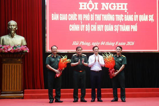 Hải Phòng bàn giao chức vụ Chính ủy Bộ Chỉ huy Quân sự thành phố