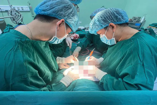 Bé 4 tháng tuổi thoát nguy kịch sau ca mổ khối u khổng lồ