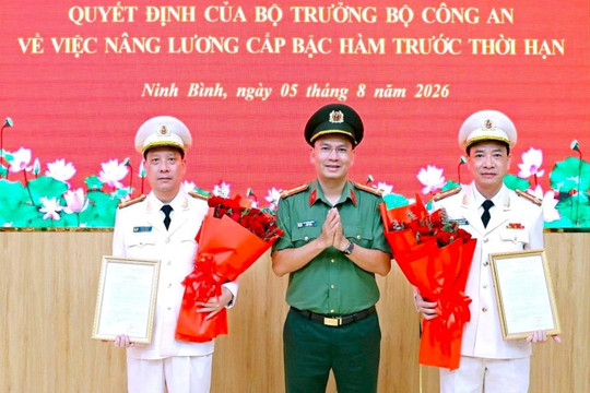 Nâng lương cấp bậc hàm trước thời hạn cho 2 Phó Giám đốc Công an tỉnh Ninh Bình