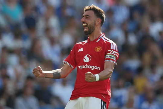 Bruno Fernandes xuất hiện trên thẻ bóng đá đặc biệt làm từ vàng 24 karat