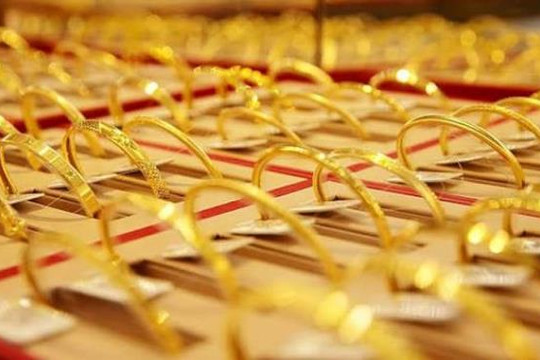 Giá vàng trưa 6/8: Vàng trong nước giữ đà tăng, thế giới neo trên 4.270 USD/ounce