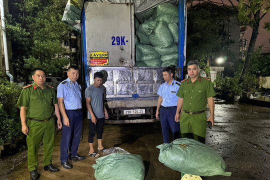 Phát hiện hơn 8,7 tấn chân gà không rõ nguồn gốc