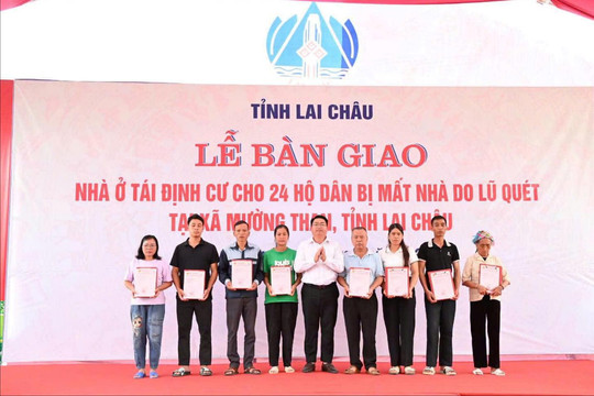 Lai Châu bàn giao 24 căn nhà tái định cư cho người dân vùng lũ Mường Than