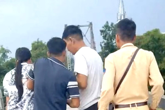CSGT kịp thời cứu người phụ nữ định nhảy cầu
