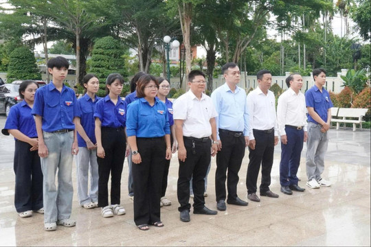 Dâng hương tưởng niệm tại các di tích lịch sử ở Quảng Ngãi