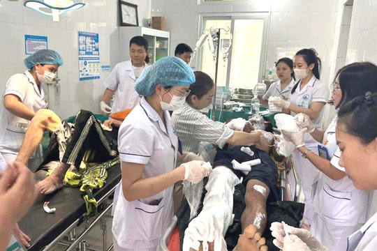 Hai người bị bỏng nặng khi dựng quán gần đường dây điện