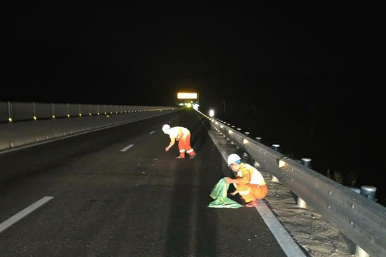 CSGT xác định tài xế làm rơi sắt vụn trên cao tốc