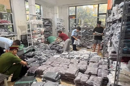 Khởi tố 2 vụ án bán quần áo giả mạo nhãn hiệu nổi tiếng ở Ninh Hiệp