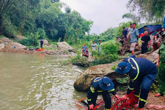 Tìm thấy thi thể bé trai mất tích khi tắm suối
