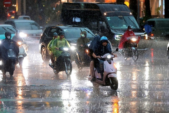 Thời tiết ngày 8/8: Nhiều khu vực mưa dông, Trung Bộ ngày nắng