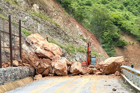 Sạt lở núi, hàng trăm khối đất đá chắn ngang tỉnh lộ